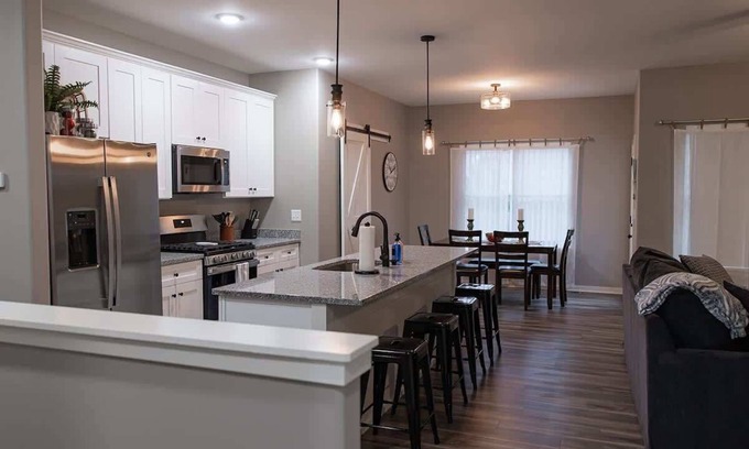 Sycamore House | Cozy 2 bed condo featuring king master suite with office in Sycamore