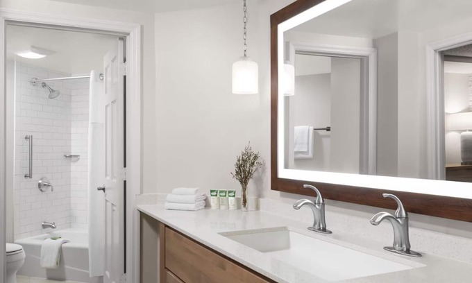 Harbour Town Apartment | Cozy 2 Bedroom with Balcony in Heritage Club, VI
