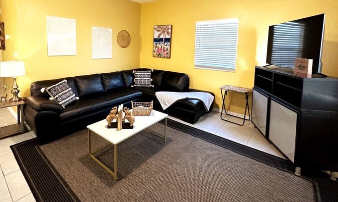 Pleasant Street Apartment | Cozy 2 Bedroom 1 Bathroom Downtown Bungalow