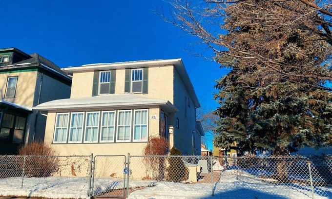 Winnipeg House | Cozy 2 Bedroom 1 Bathroom 10 minutes from downtown/free parking