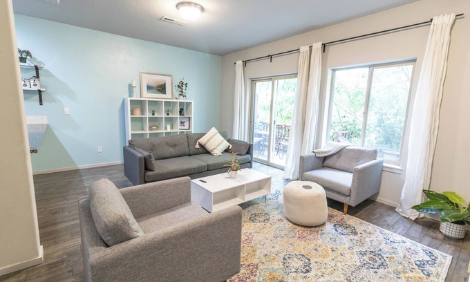 Mercado House | Cozy 2-bedroom, 1 office, 2.5 bathroom townhome in Vancouver with AC, WiFi,