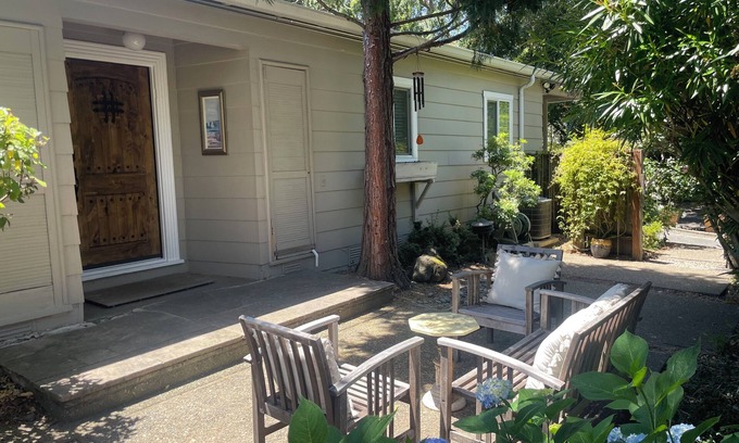 Claremont House | Cozy 2-bedroom 2- bathroom house with beautiful garden/great location!