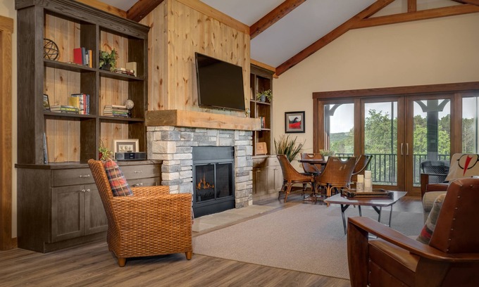 Harbor Springs Cottage | Cozy 2 Bedroom-2 Bath Cottage Near Ski Resorts! Stay at True North Golf Club