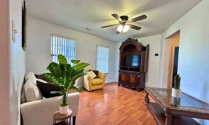 Brownsville Apartment | Cozy 2-bedroom apartment with all you need! Just 25 min from SPI, and Space X!