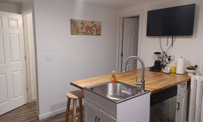 Cumbola Apartment | Cozy 2 bedroom apartment in Pottsville, PA by Route 61 near Locust Lake