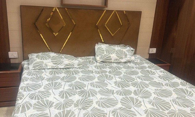 Vaishali Apartment | Cozy 2-bedroom apartment with AC, WiFi in charming Ghaziabad