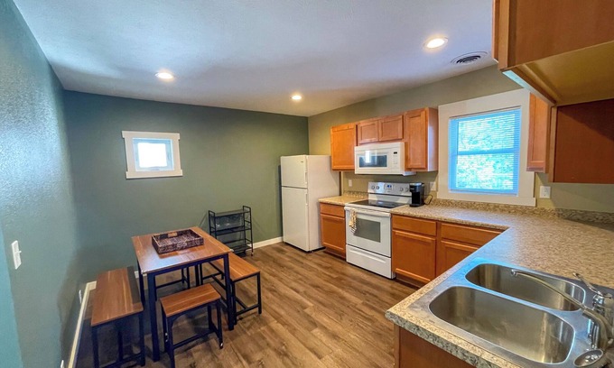 Marshall Apartment | Cozy 2-bedroom apartment with AC, WiFi, and self check-in in welcoming Marshall
