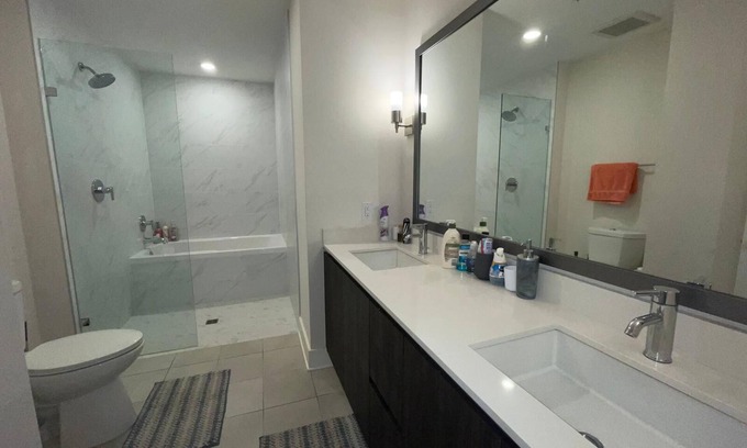 North Buckhead Apartment | Cozy 2 bedroom apartment that feels like home with a rooftop heated jacuzzi.