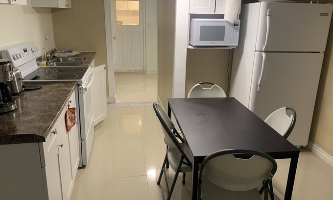 Welland House | Cozy 2 bedroom apt with laundry & appliances