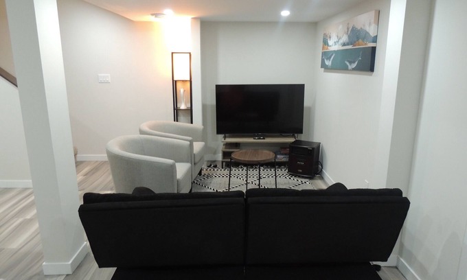 Winnipeg House | Cozy 2-Bedroom basement Suite with Private entrance South Winnipeg.
