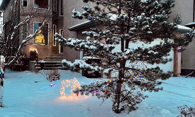 Northwest Edmonton House | Cozy 2 bedroom basement with 2 beds, kitchen, 75’ TV and bathroom