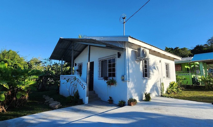 San Ignacio House | Cozy 2-bedroom bungalow in the outskirts of San Ignacio with WiFi, AC