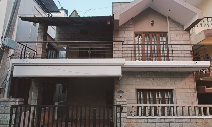 Hebbal House | Cozy 2-bedroom bungalow in Bengaluru-Hebbal with Wi-Fi, AC, Balcony and Parking
