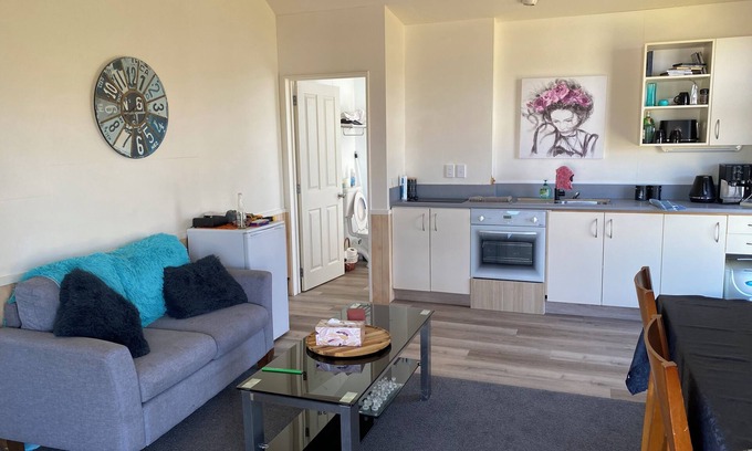 Ranfurly Cottage | Cozy 2 bedroom bungalow w/seperate sleepout. 200m from the railtrail.