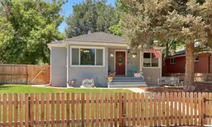 East Colfax House | Cozy 2 bedroom bungalo convenient to Downtown without the noise!n