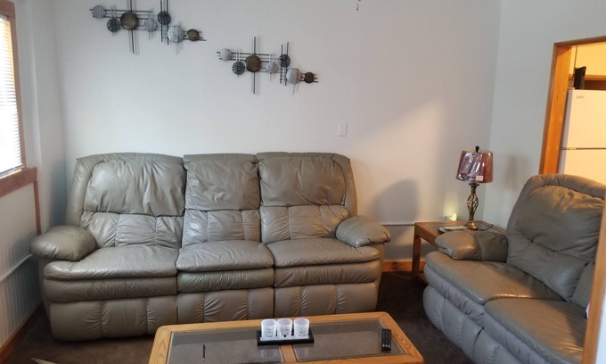 Berlin House | Cozy 2-bedroom bungalow, 10 minutes from beach, pet friendly