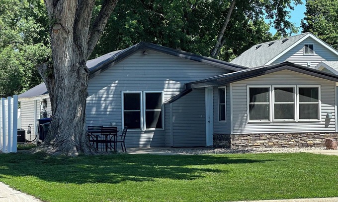 Luverne House | Cozy 2-bedroom bungalow in delightful Luverne with WiFi, AC