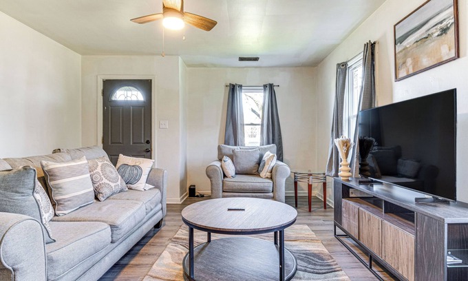 Muncie House | Cozy 2-bedroom bungalow with WiFi and AC in delightful Muncie