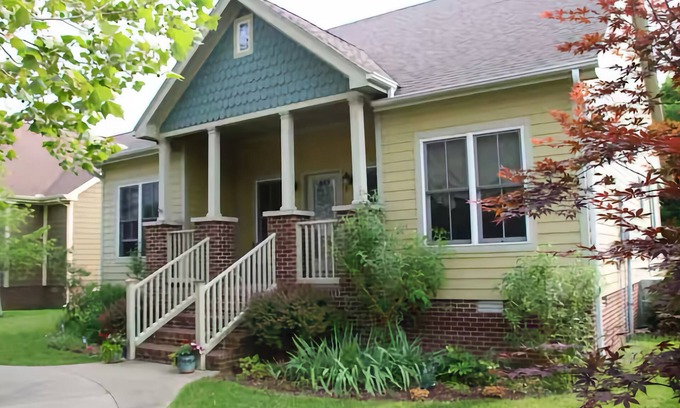Paducah House | Cozy 2-bedroom bungalow in Historic Lower Town Paducah with AC, WiFi