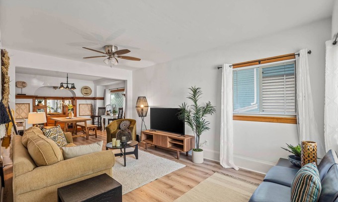 Milwaukee House | Cozy 2 bedroom cottage 5 minutes from entertainment hotspots