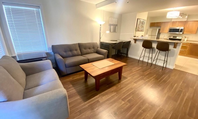 New Westminster House | Cozy 2 bedroom townhouse/parking on downtown New Westminster