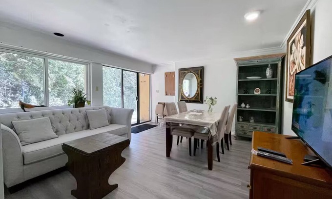 West Vancouver House | Cozy 2-Bedroom Suite in Prestigious West Vancouver