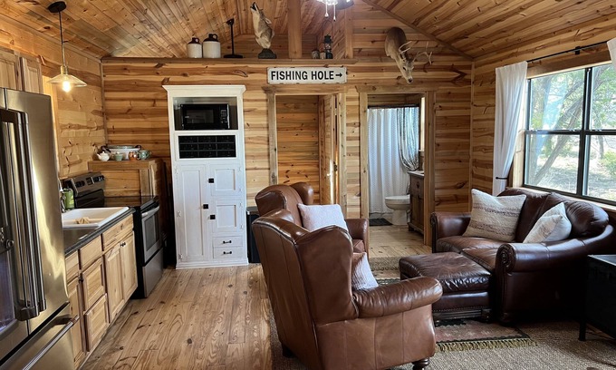 Willow City Cabin | Cozy 2-bedroom cabin