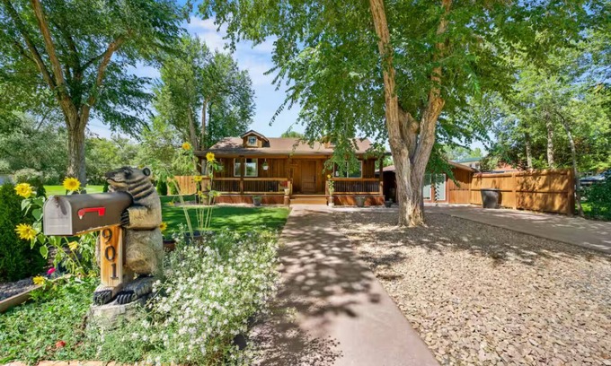 Montrose Cabin | Cozy 2-bedroom cabin close to Montrose Hospital