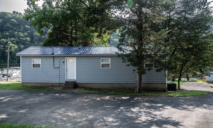 Bakerton Cabin | Cozy 2-bedroom cabin in delightful Albany on Dale Hollow Lake/w Slip #21