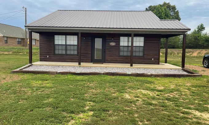 Batesville Cabin | Cozy 2-bedroom cabin with WiFi, AC in soothing Batesville, MS