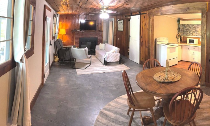 Hiltons Cabin | Cozy 2-bedroom cabin with AC, WiFi