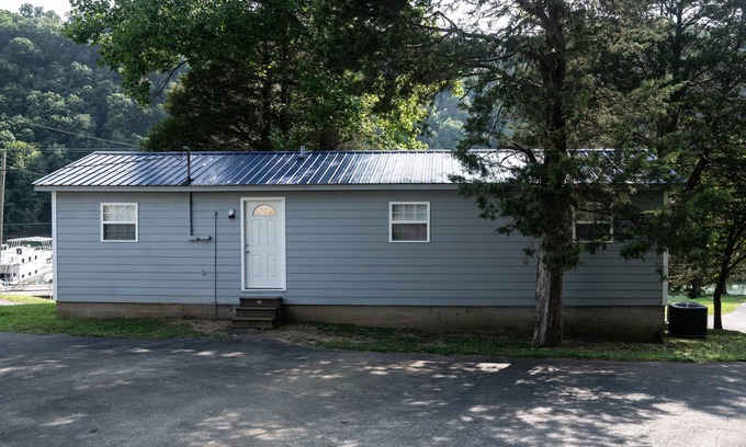 Albany Cabin | Cozy 2-bedroom cabin/w Slip with on Dale Hollow Lake in Albany, KY