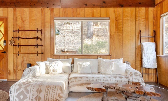 Mariposa Cabin | Cozy 2-bedroom cabin with sauna outside of Yosemite