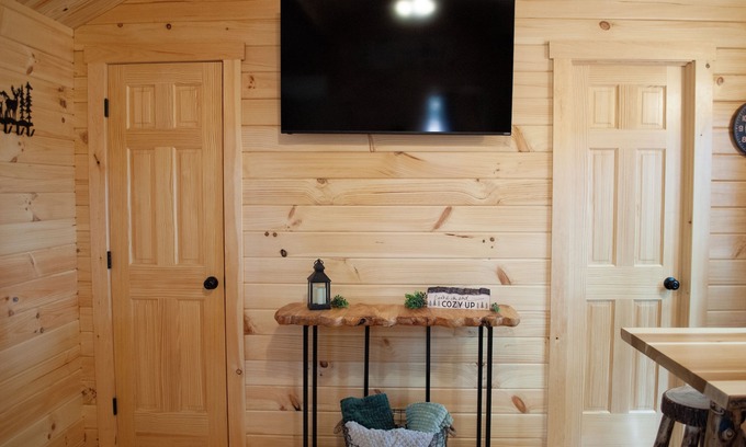 East Fultonham Cabin | Cozy 2-bedroom cabin with hot tub nestled in the woods of Morgan County