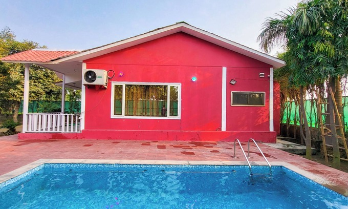 Sikandarabad Ski Chalet | Cozy 2-bedroom Chalet with Lawn and Pool in Marvelous Greater Noida with WiFi,AC