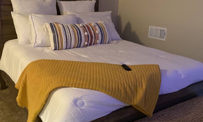 Bayview Apartment | Cozy 2 bedroom condo w/pool table