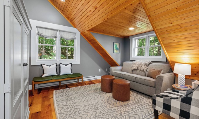Traverse City Cottage | Cozy 2-bedroom cottage - PET FRIENDLY