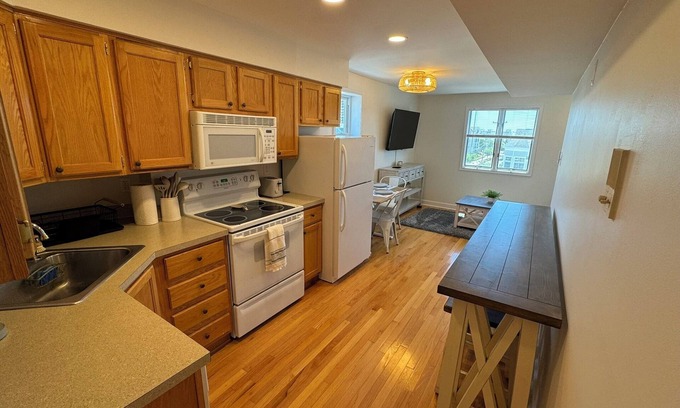 Margate City Condo | Cozy 2-bedroom condo with AC and WiFi close to beach in beautiful Margate City