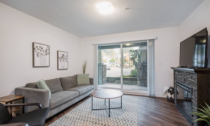 Abbotsford Apartment | Cozy 2 bedroom Condo - walking distance to down town Abby.nDog Friendly!
