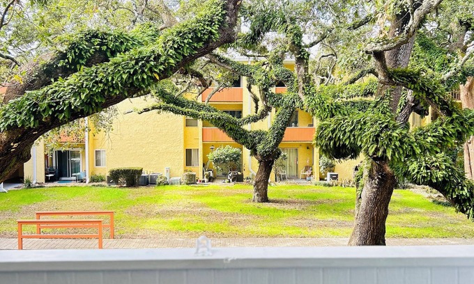 Mary Esther Condo | Cozy 2-bedroom condo on the water in Mary Esther