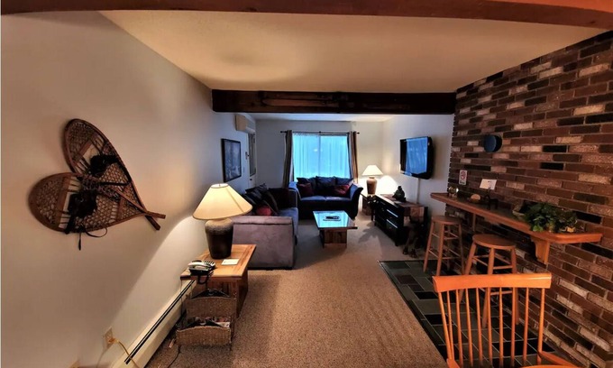 Bartlett Condo | Cozy 2-bedroom condo in lovely Bartlett with fitness room, WiFi