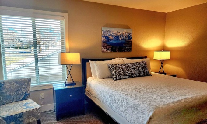 Manson Condo | Cozy 2-bedroom condo, pool/hot tub, recreation, fitness room, WiFi, family fun