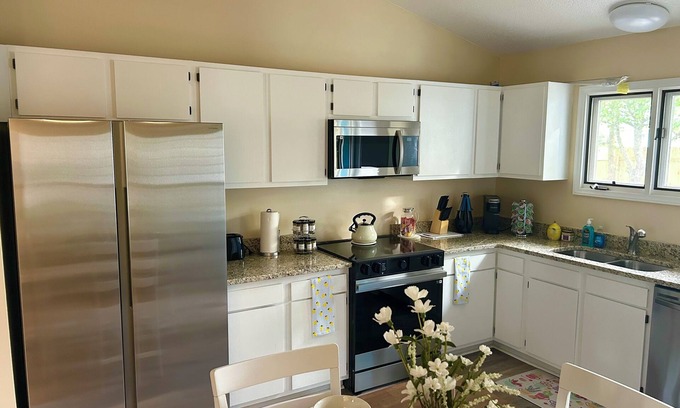 Greenville Condo | Cozy 2-bedroom condo in nice Greenville with utilities & wifi included