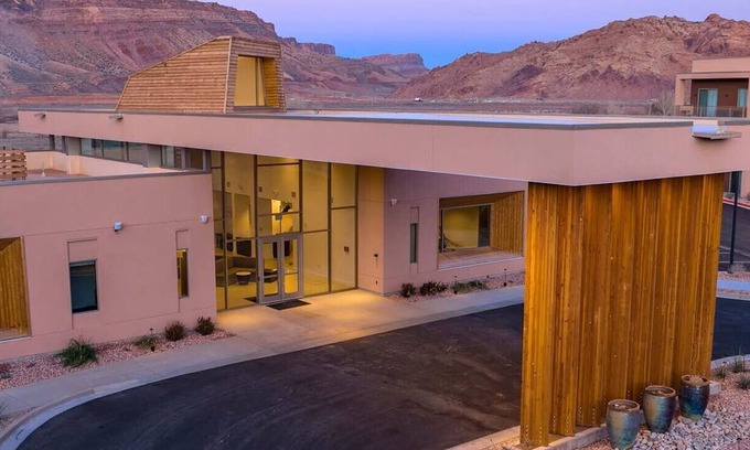 Moab Condo | Cozy 2-bedroom condo with spectacular views in amazing Moab with AC and pool.