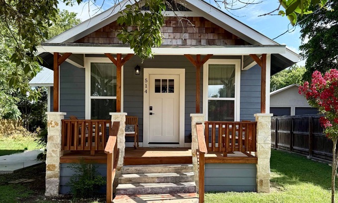 Boerne House | Cozy 2-bedroom cottage, just a few blocks to downtown Boerne!