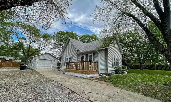 Lincoln Cottage | Cozy 2 bedroom cottage, near Stadium.