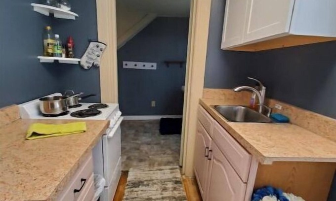 Auburn House | Cozy 2 bedroom, downtown, free parking, FIOS