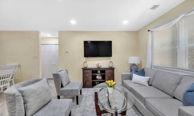 Charlotte House | Cozy 2 Bedroom Duplex w/Jacuzzi