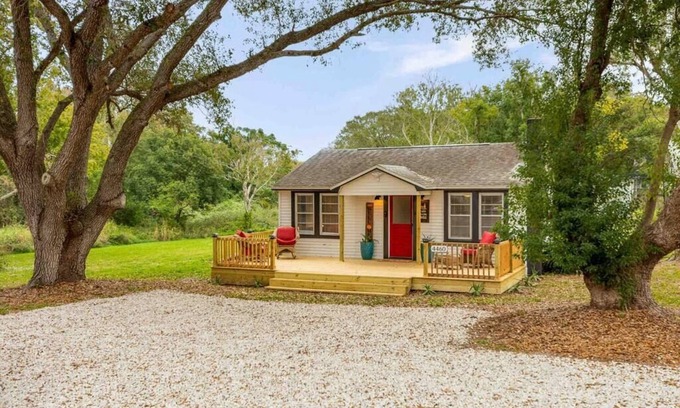 Palm Harbor House | Cozy 2 bedroom farmhouse cottage 11 minutes to beach, with hot tub