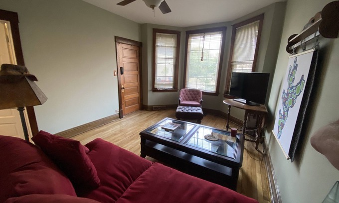 South Chicago Apartment | Cozy 2- bedroom – great kitchen – in a Lakefront Neighborhood